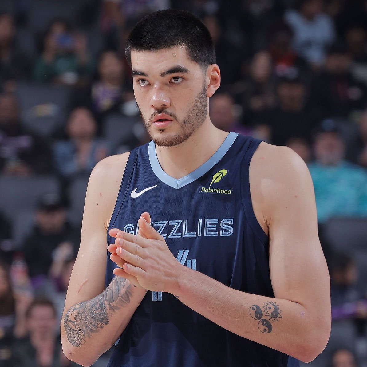 灰熊宣布球队中锋扎克·伊迪将再次接受左脚踝手术，以解决持续存在的应力反应问题。伊