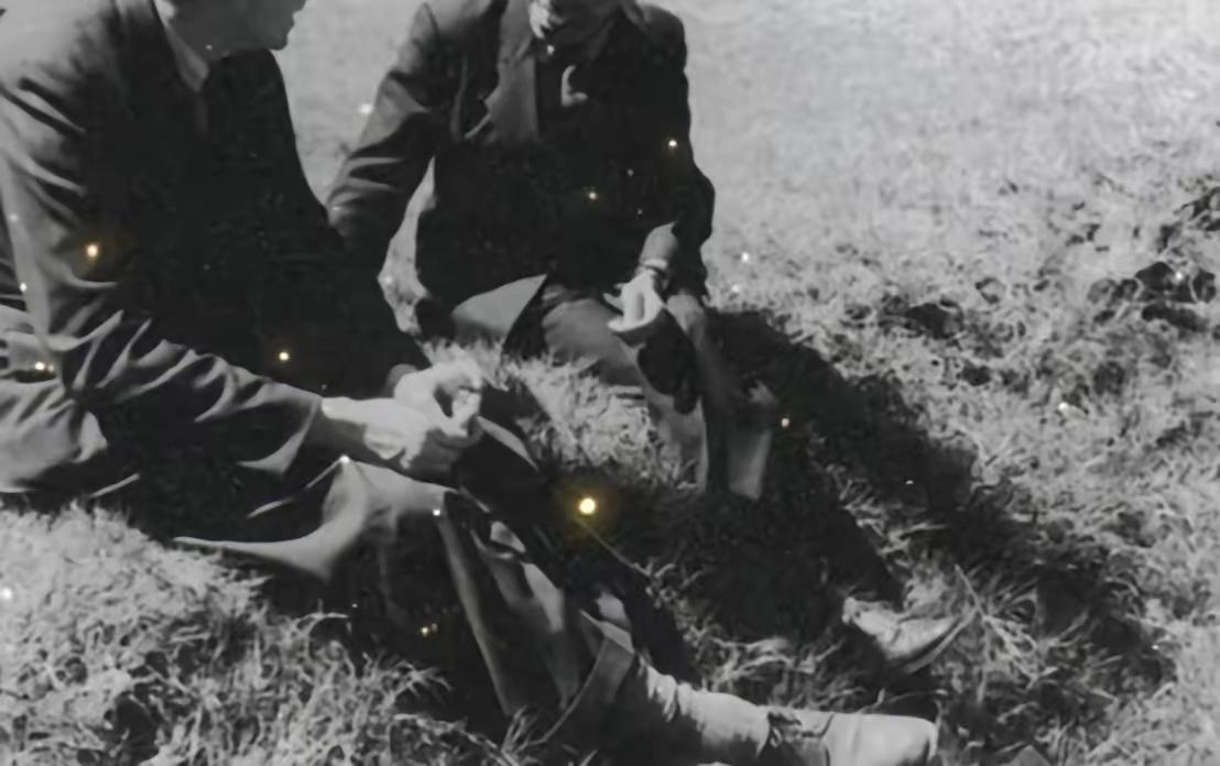 1966年，时代的风开始刮起。陈琏的姐姐陈琇看到"批评"的场面十分恐惧，她对陈琏