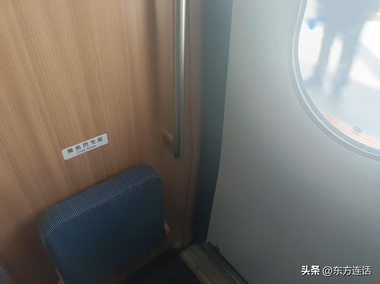 火车笔记：C车上的无座票
梁东方
假日的最后一天下午，在距离开车还有六个小时的时
