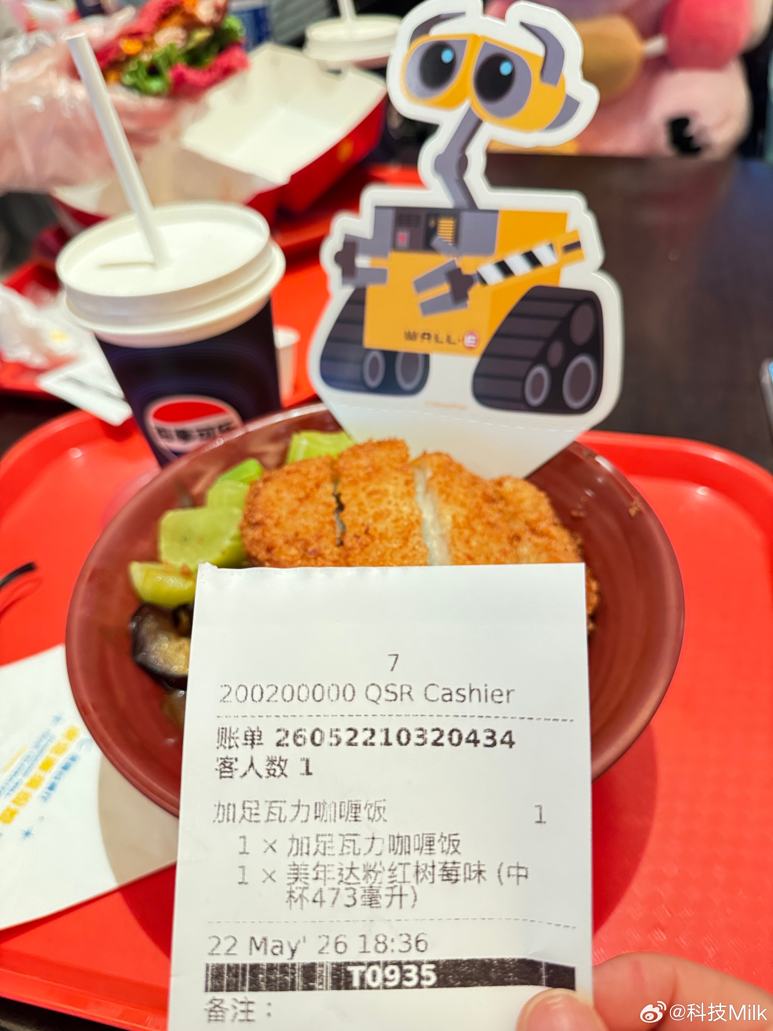 感受下迪士尼物价，这个咖喱猪排饭加一杯美年达，猜猜多少钱份量还行，能吃饱，插碗里