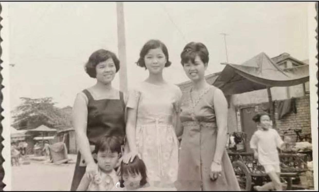 “邓丽君小时侯跟我们是住同一个眷村，她爸妈跟我爸妈很熟，照片是她17岁时（已经是