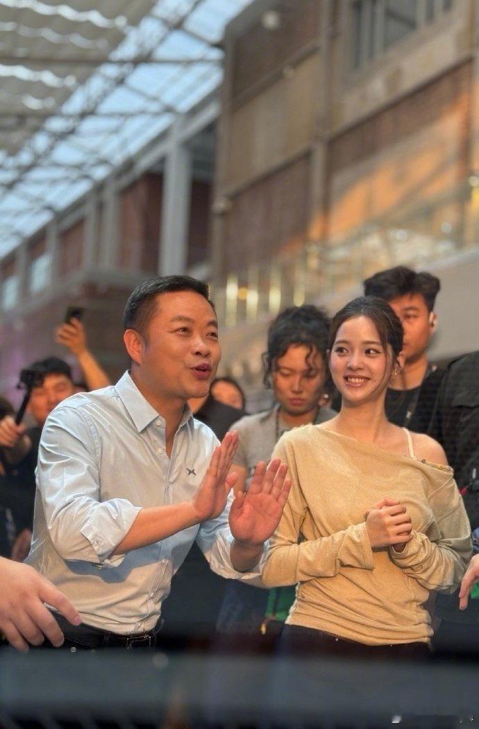 小鹏MONA要这么讲智驾我可就懂了 小鹏MONA今晚请何广智、王勉通过脱口秀的方
