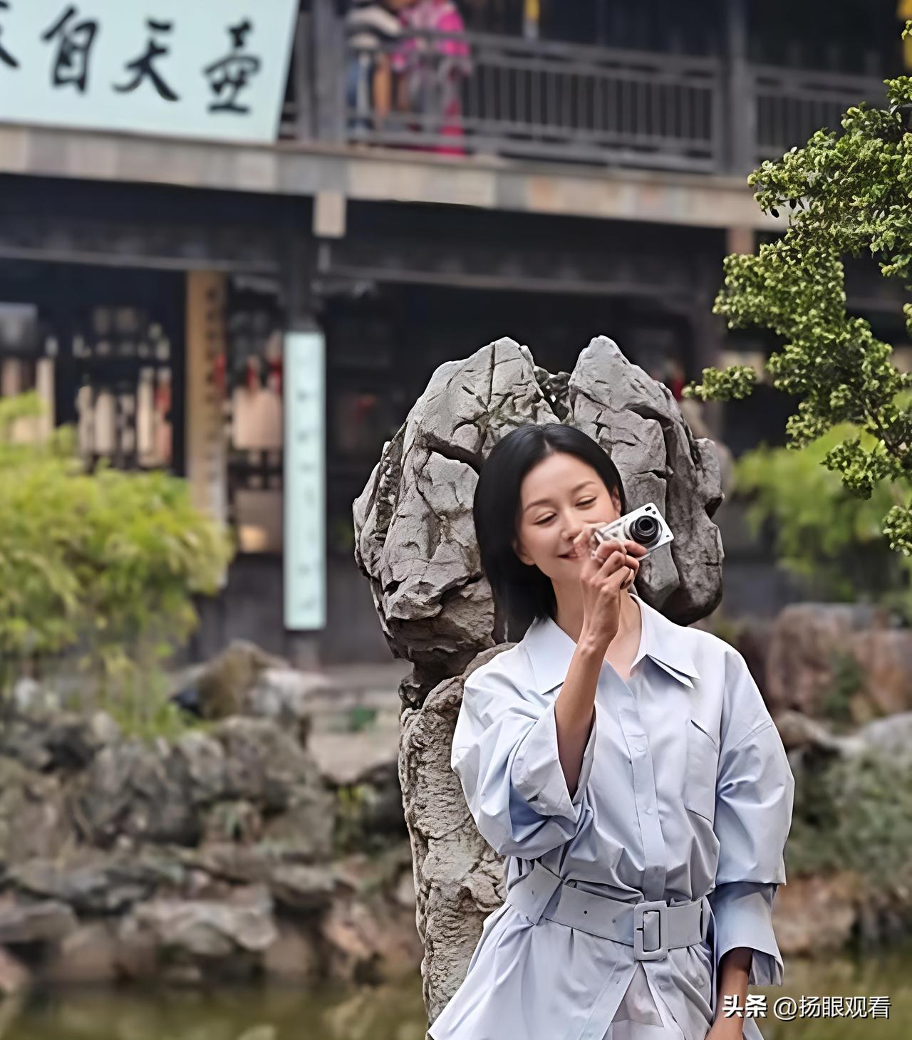 倪虹洁来扬州个园啦！同款江南机位快冲✨
 
感觉女神倪虹洁打卡个园也太有氛围感了