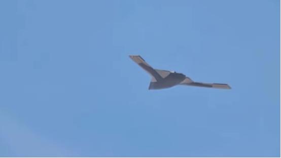 美国战区网站说，美国商业卫星发现了一款中国的无人隐身飞机，翼展达到惊人的42米，