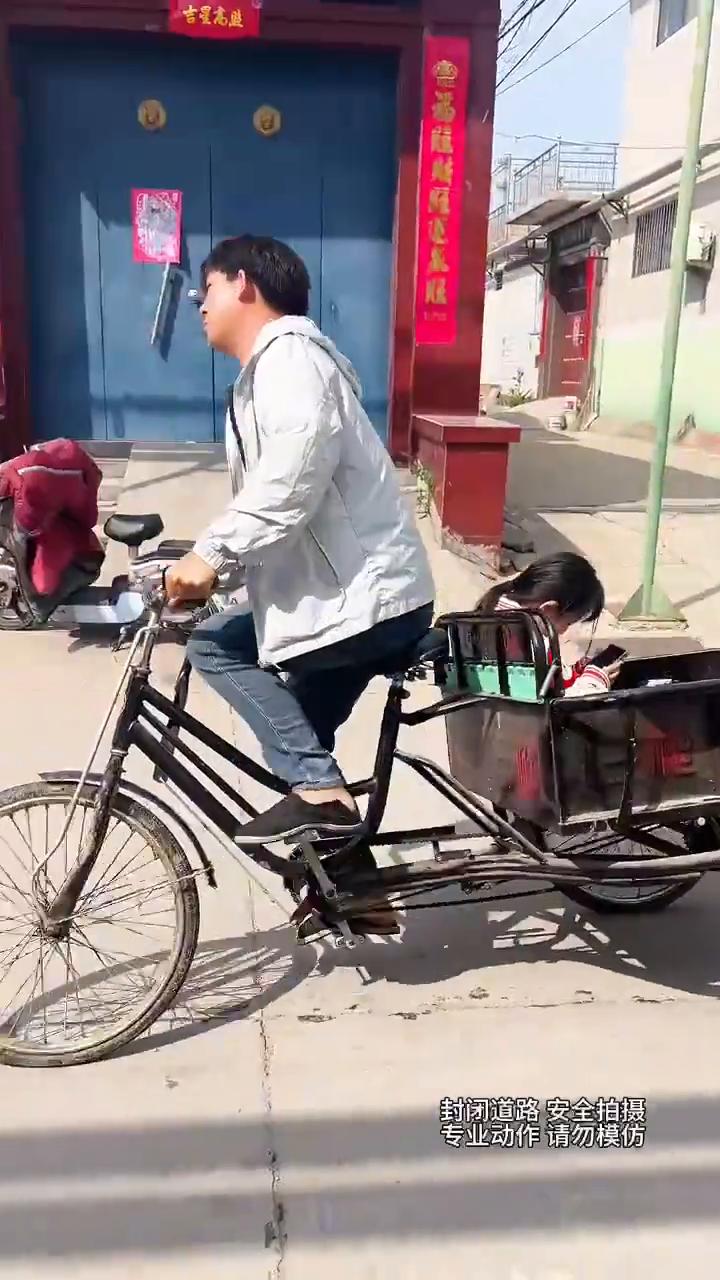 三轮车的最高境界。
封闭道路安全拍摄，专业动作请勿模仿。