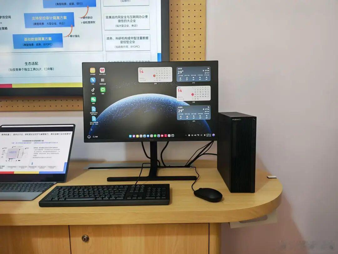 鸿蒙台式机亮相HDC没想到2026HDC上的惊喜竟然是鸿蒙台式机，有点意思，机身