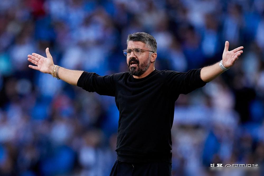 距离2026世界杯附加赛只剩一周，意大利队又站在了生死边缘。
 
已经连续两届缺