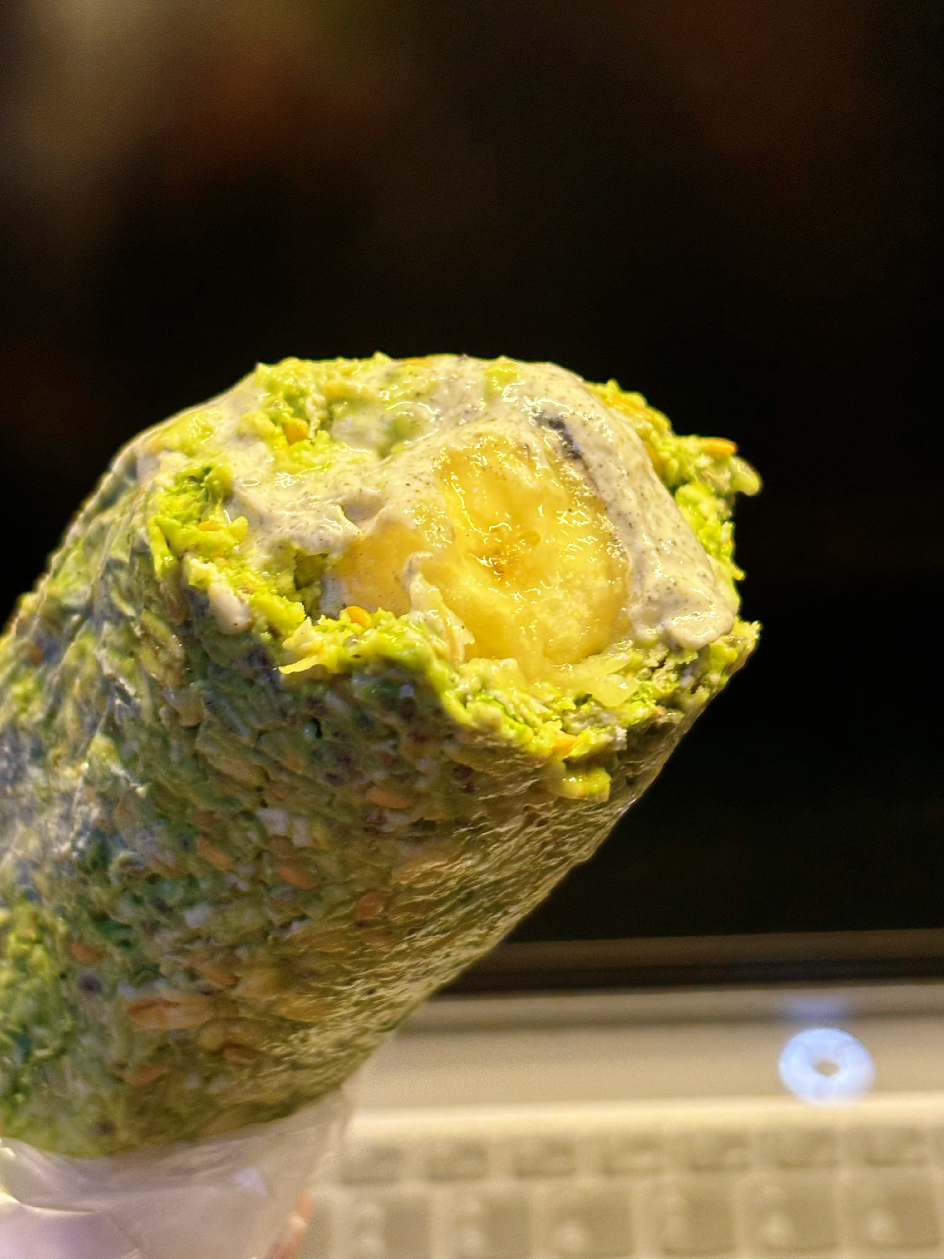 做了网上经常出现的那个燕麦香蕉大包，里面酸奶层我把零卡糖换成香蕉味蛋白粉和黑芝麻
