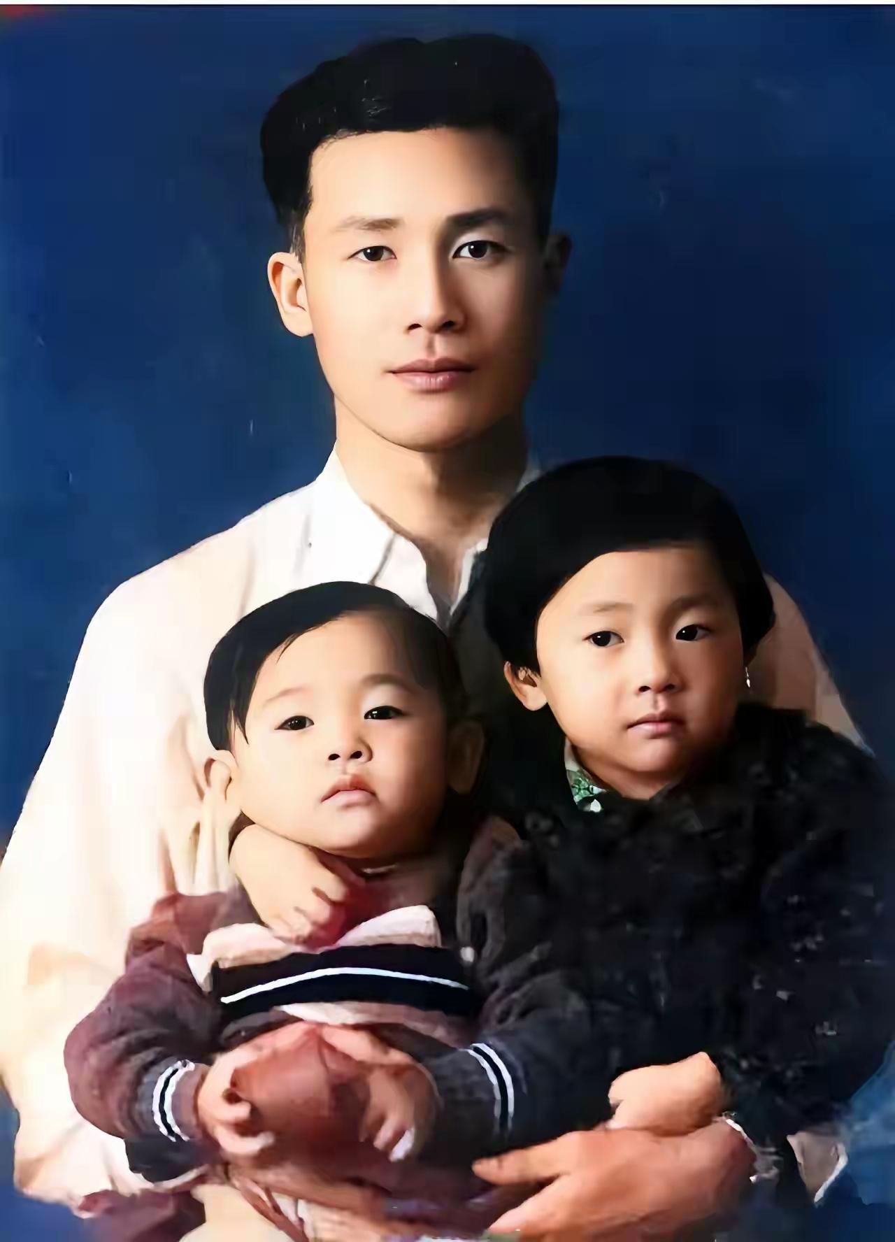 这是志愿军第三十九军副军长吴国璋抱着自己的两个儿子东东与北北。吴国璋并非在朝鲜战