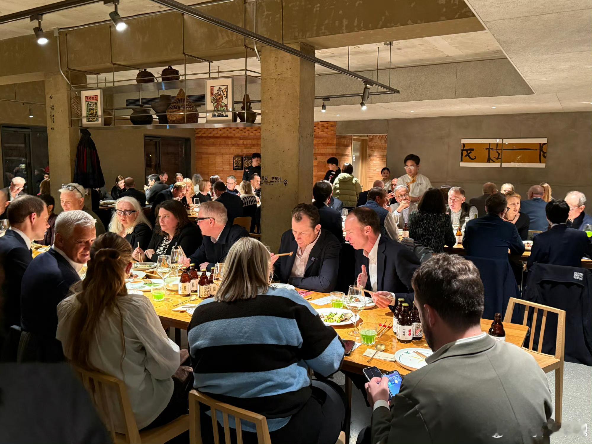 英国首相斯塔默现身北京三里屯上次美国财长耶伦访华时去北京三里屯云南菜餐厅“一坐一