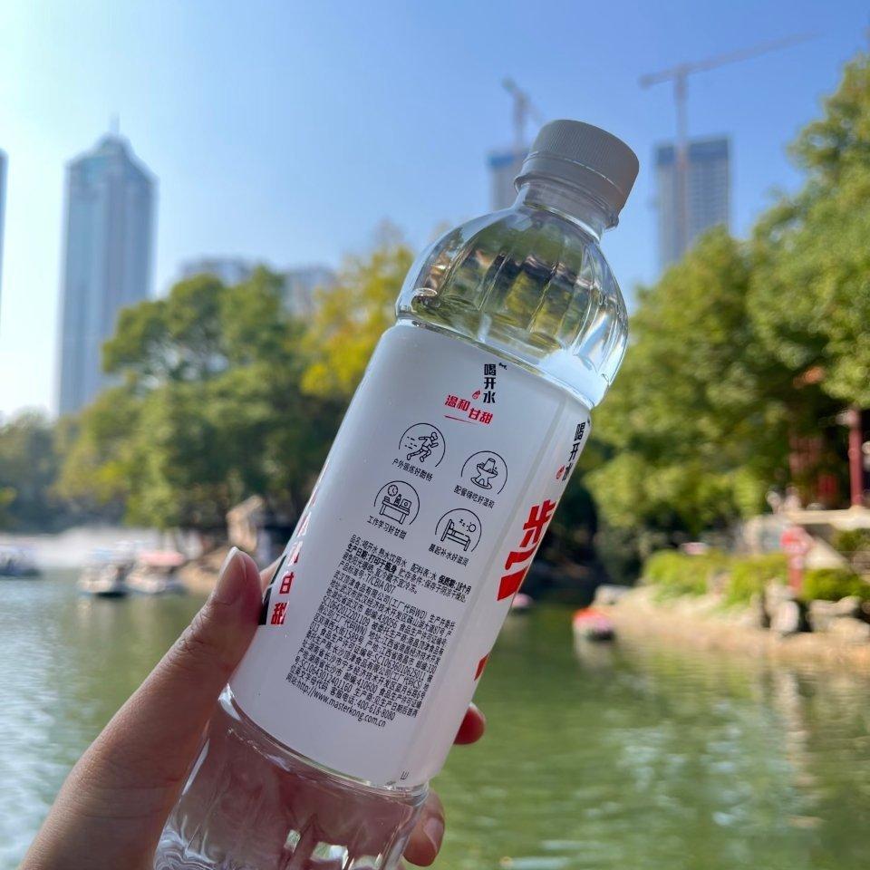 只喝水不喝饮料的朋友《问心2》治愈系小太阳圈粉无数，总记着劝林医生多喝水。康师傅