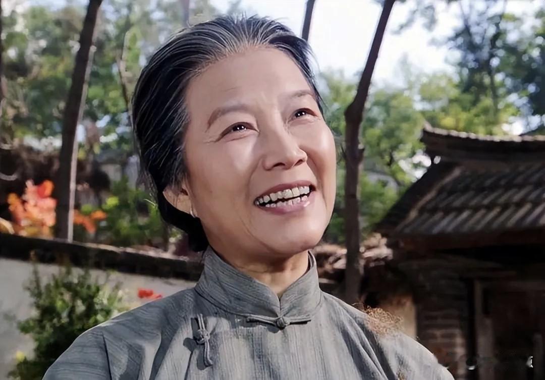 这是1981年上映的影片《喜盈门》中的“强英娘”，一位快言快语，泼辣爽利的农村老