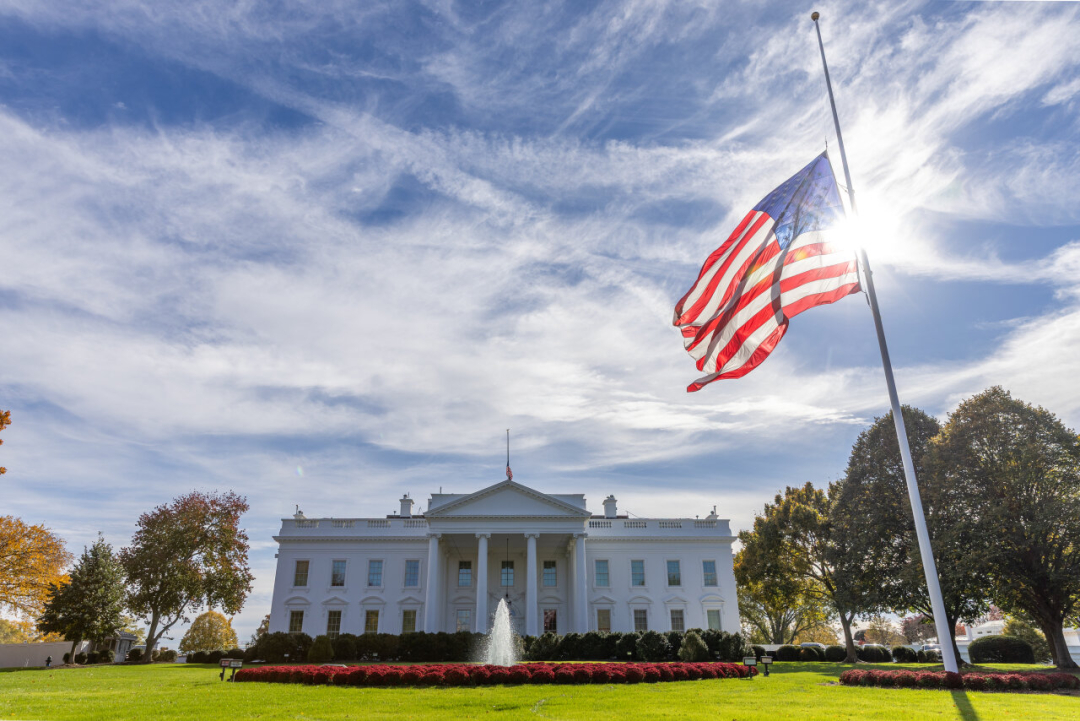 早关注 当地时间5日，美国联邦政府在首都华盛顿的深秋寒意中进入“停摆”第36天，