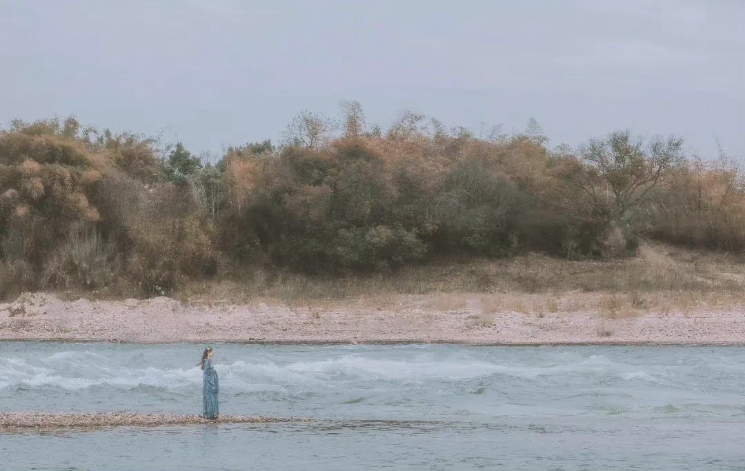 等着别人来爱你，不如自己爱自己。——毕淑敏 