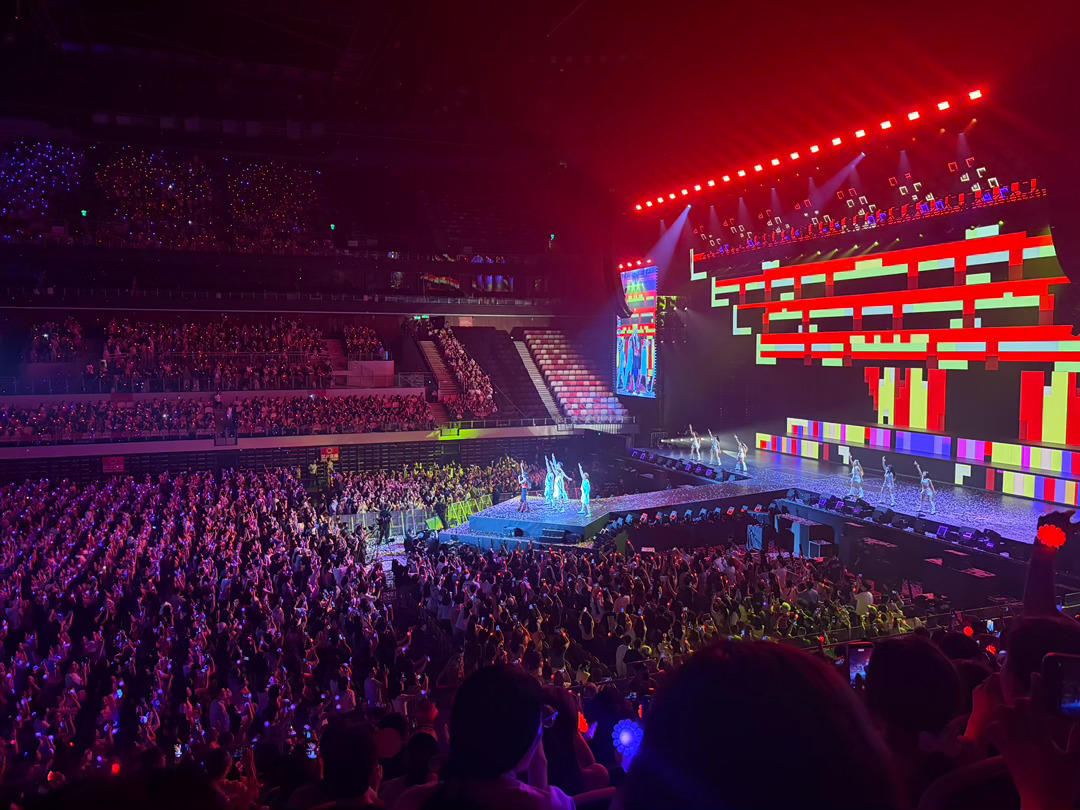 昨晚ella演唱会现场，首唱了电影《八仙！》片尾曲《全世界的雨》，还一直推荐大家