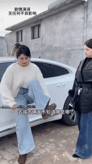 妹子真厉害，
别人用膝盖，
她却用大腿！