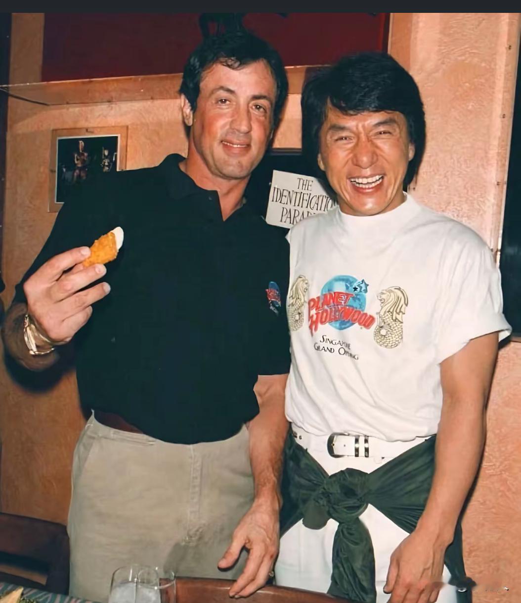 1997年史泰龙作为品牌大股东专程赴新加坡出席开业庆典，与成龙一张珍贵的合影。两