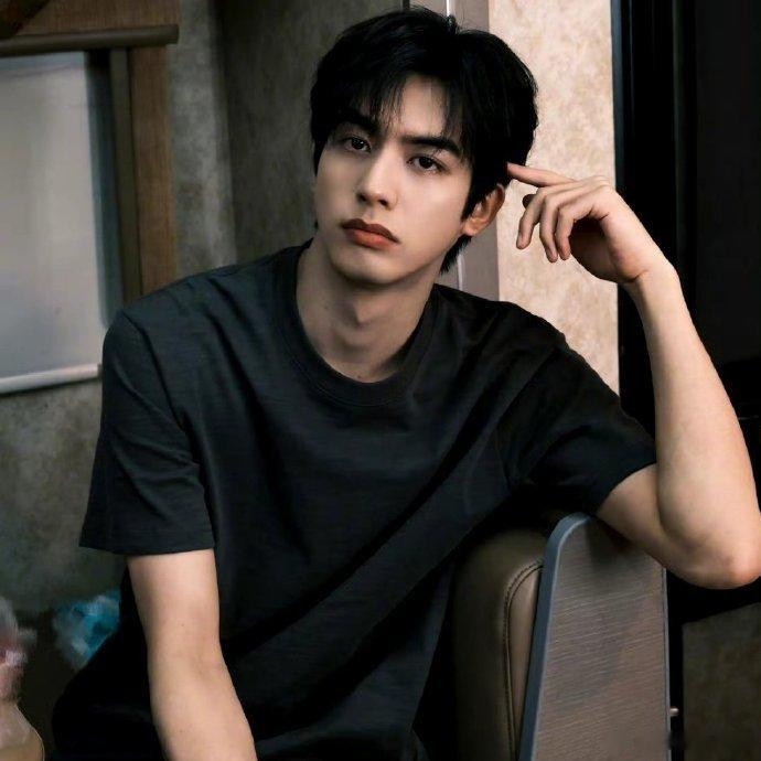 #宋威龙周也或将演难哄#击鼓传花传到宋威龙周也了 ​​​