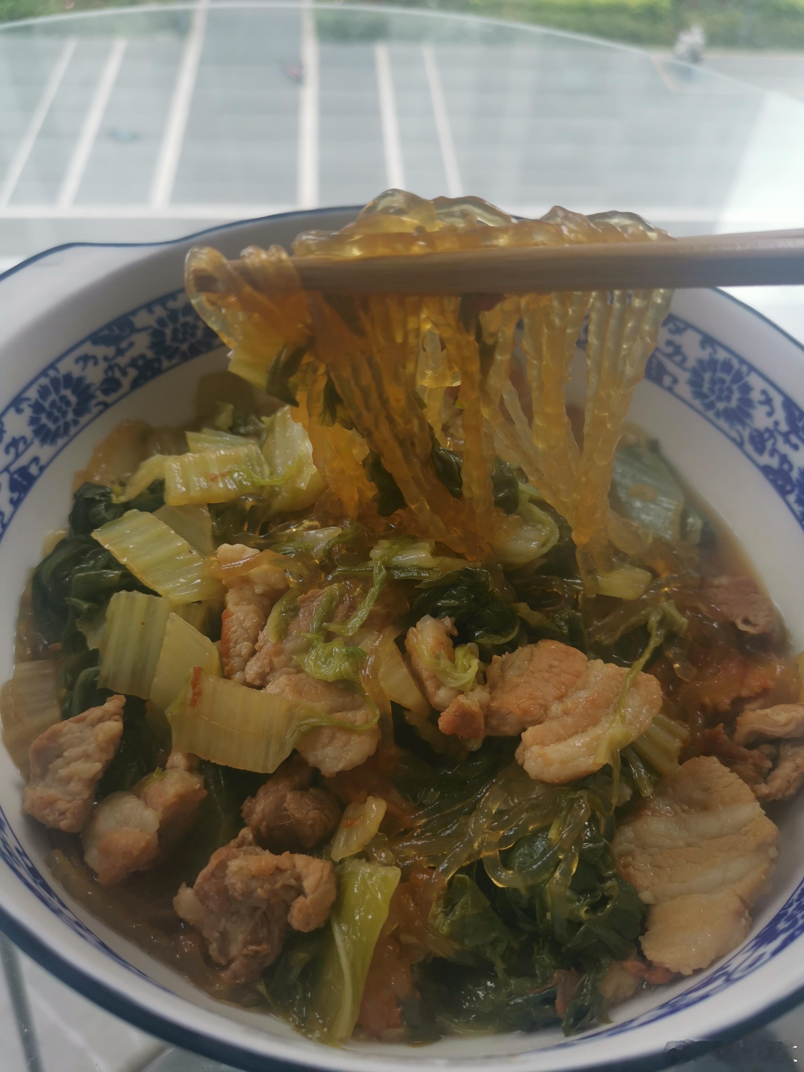 午膳。买了新米。一会儿把银行送的米拿去喂鸟。麻痹的，还是存款不够多，不然他们不敢