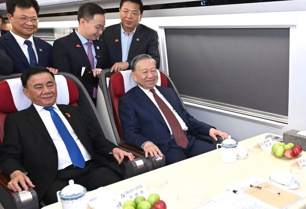 越南高铁建设10年前选日本，南北高铁拖了10年，10年后坐中国高铁——账本换了。