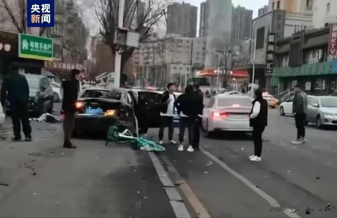 3月19日早6时，沈阳市铁西区凌空二街附近，一场惊心动魄的车祸震惊了清晨的宁静。