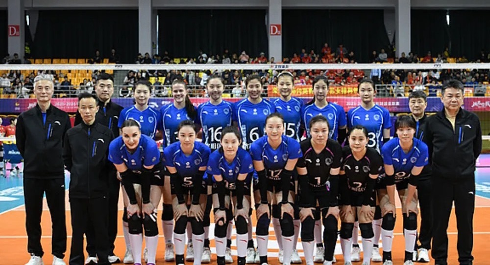 中国女排超级联赛决赛第三回合，前中国女排主教练蔡斌挂帅的上海光明优倍队主场25-