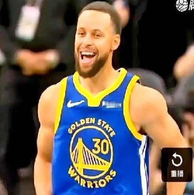 库里在赛场中圈附近无人防守命中三分球，最近联盟发生的这场比赛画面多少有点失控。