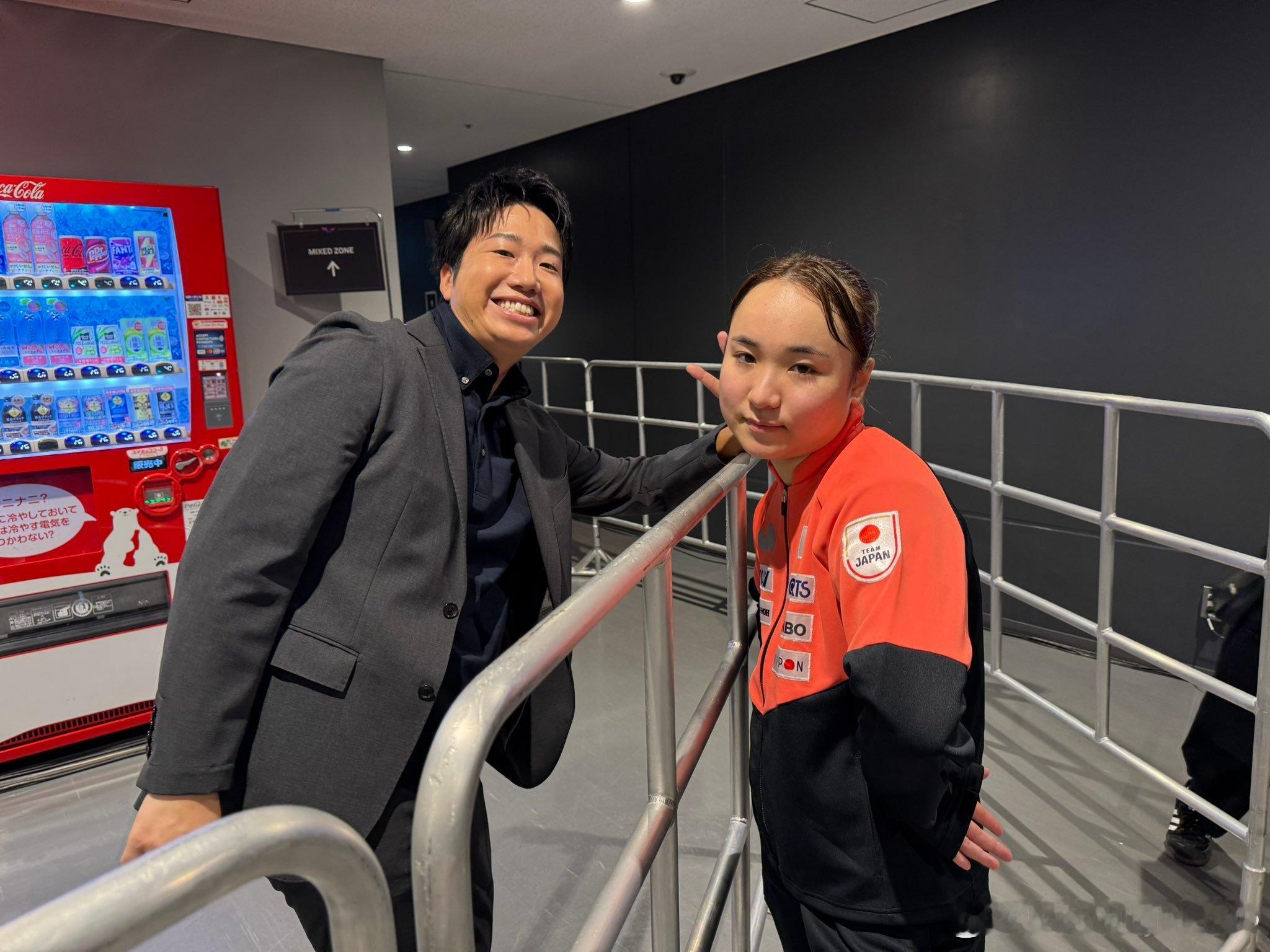 22点30分的比赛结束后，伊藤美诚和水谷隼的合影📷 ​​​