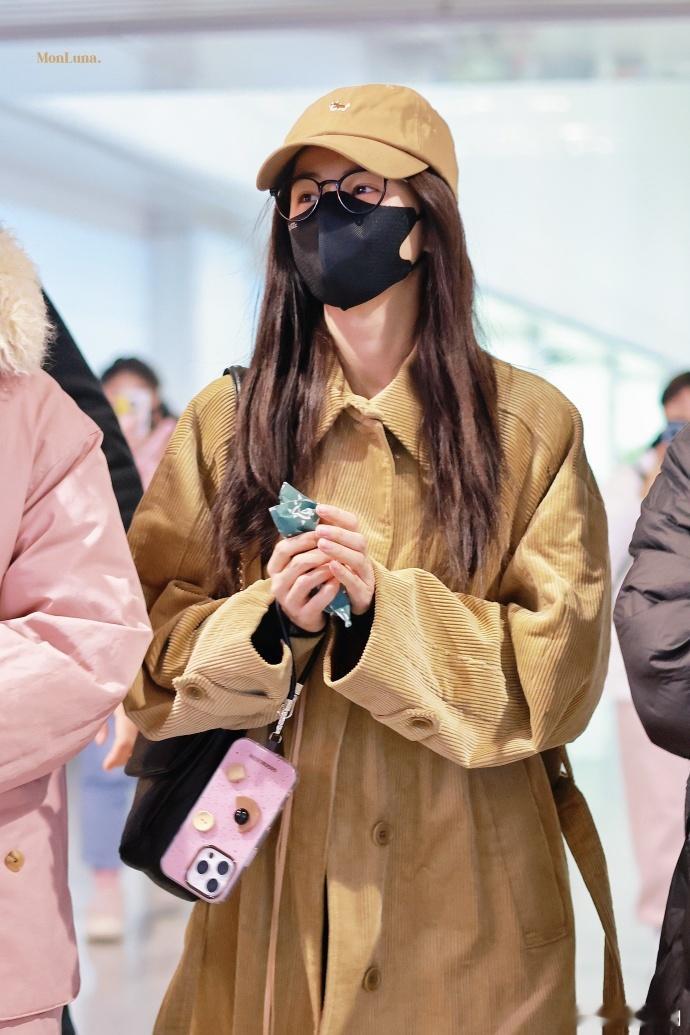 白鹿出发录制跨年路透  白鹿卡其色大衣look 跨年录制路透来袭，白鹿卡其色大衣