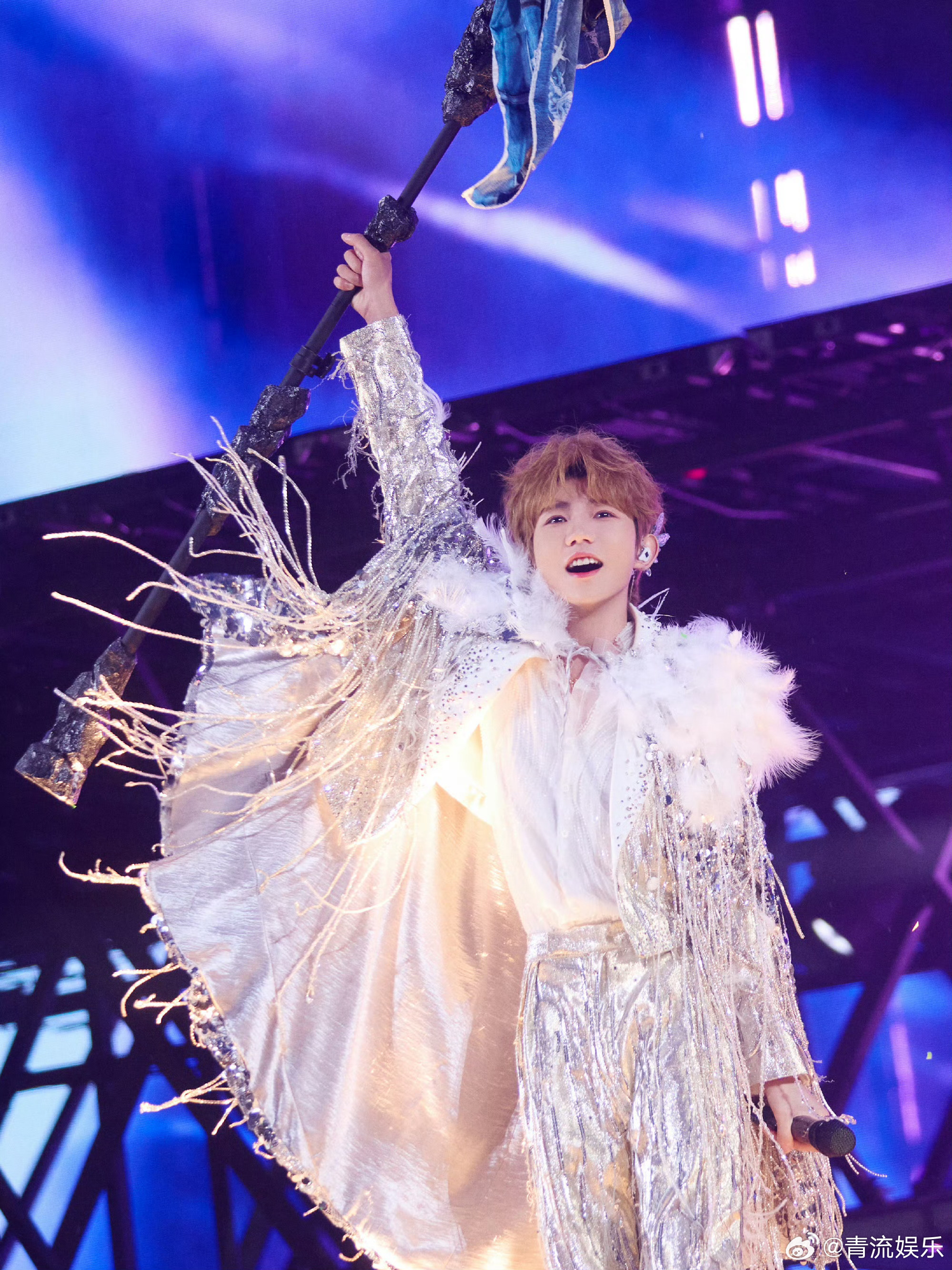 王源王源宇宙超级无敌大大狂欢巡演 上海DAY2细雨扑面，但热情未减。见面是想念的