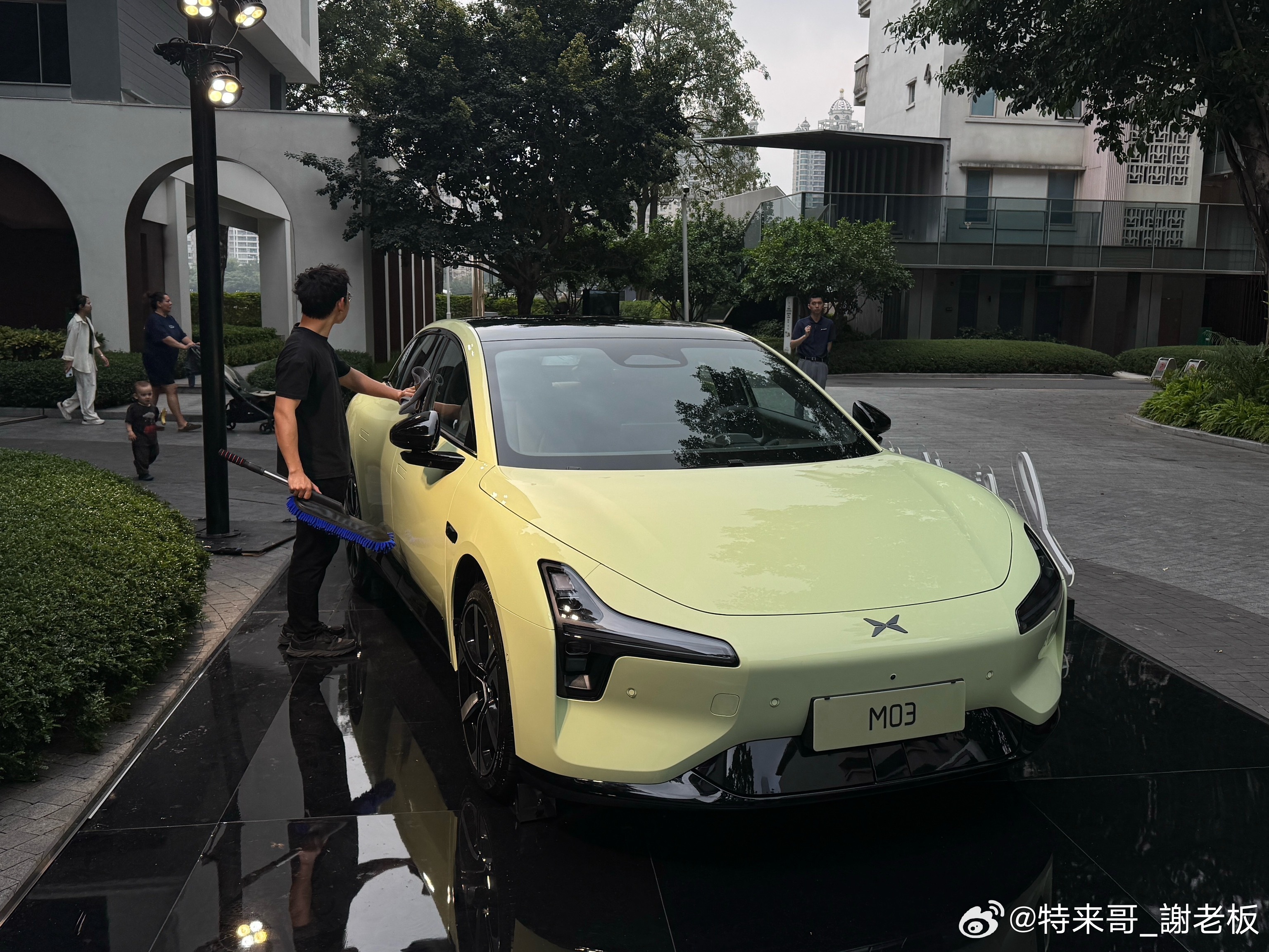 酒店楼下偶遇一台“牛油果绿”小鹏MONA M03，这应该是26款的新车色～实车颜