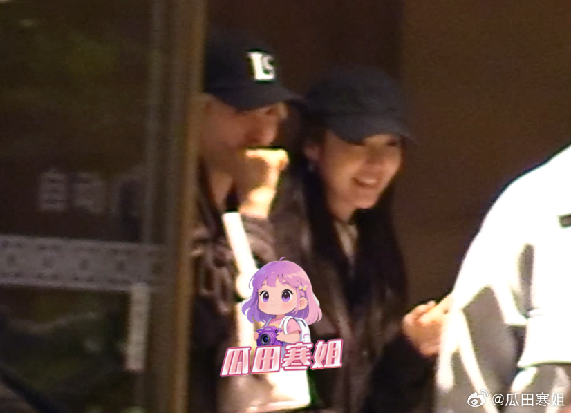 宋茜张佳宁同框怪好嗑的 姐妹俩用餐结束后，宋茜顶着亮眼黄毛和张佳宁手挽着手从饭店