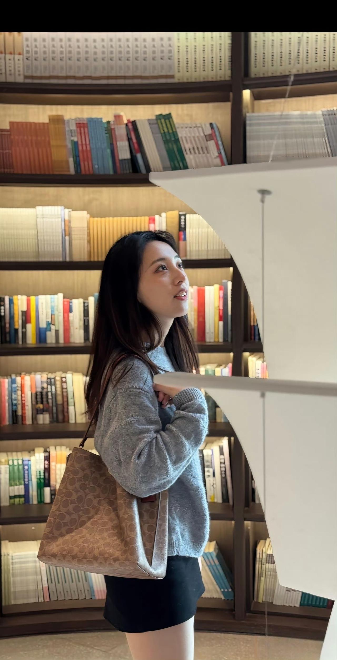 这套穿搭将休闲可爱与酷飒街头风格巧妙融合，展现出随性又具个性的气质。
灰色卡通图