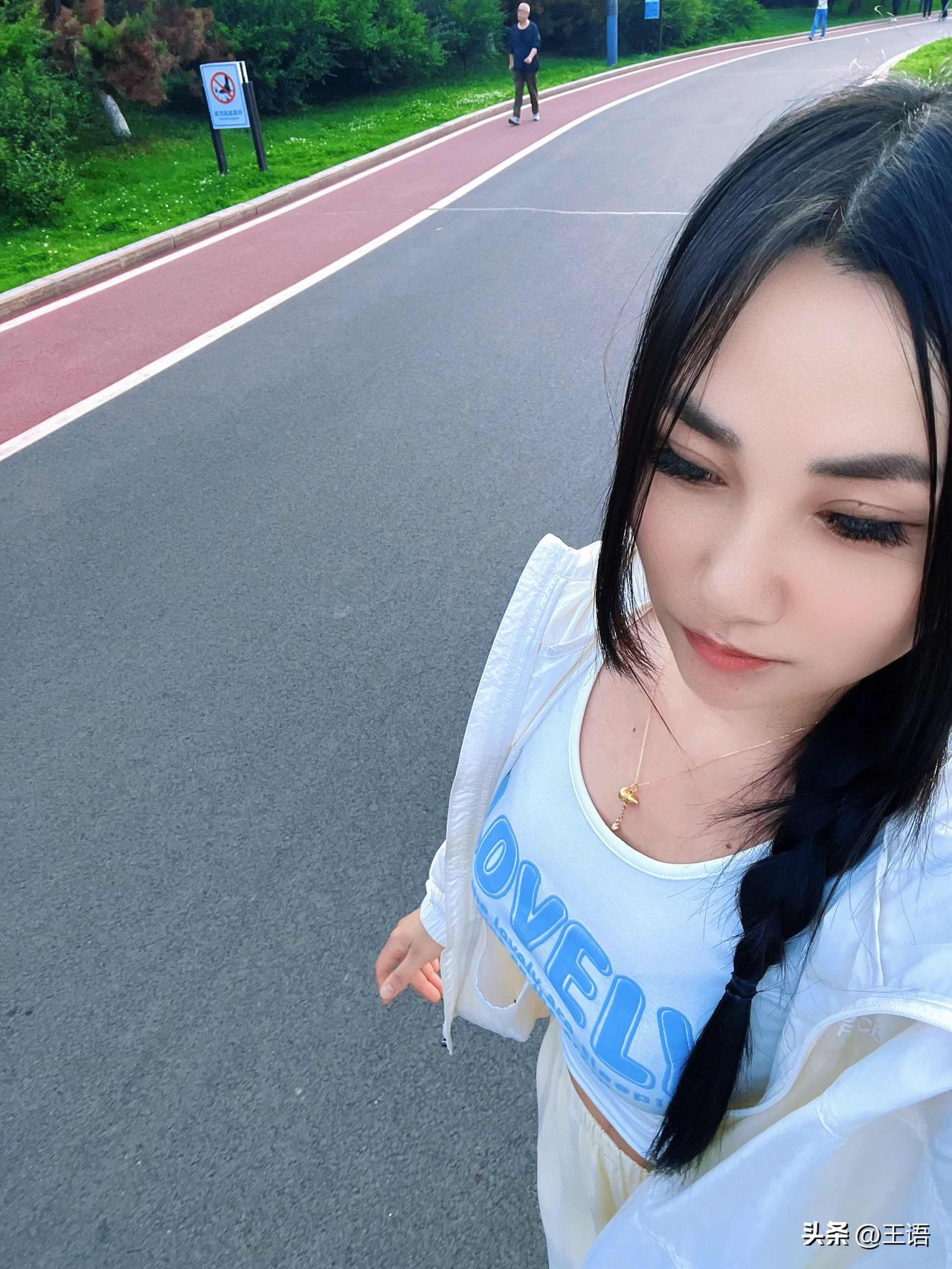 互相迁就才长久，轮流低头不走散。

不用踮脚，爱你的人会弯腰；不用讨好，懂你的人