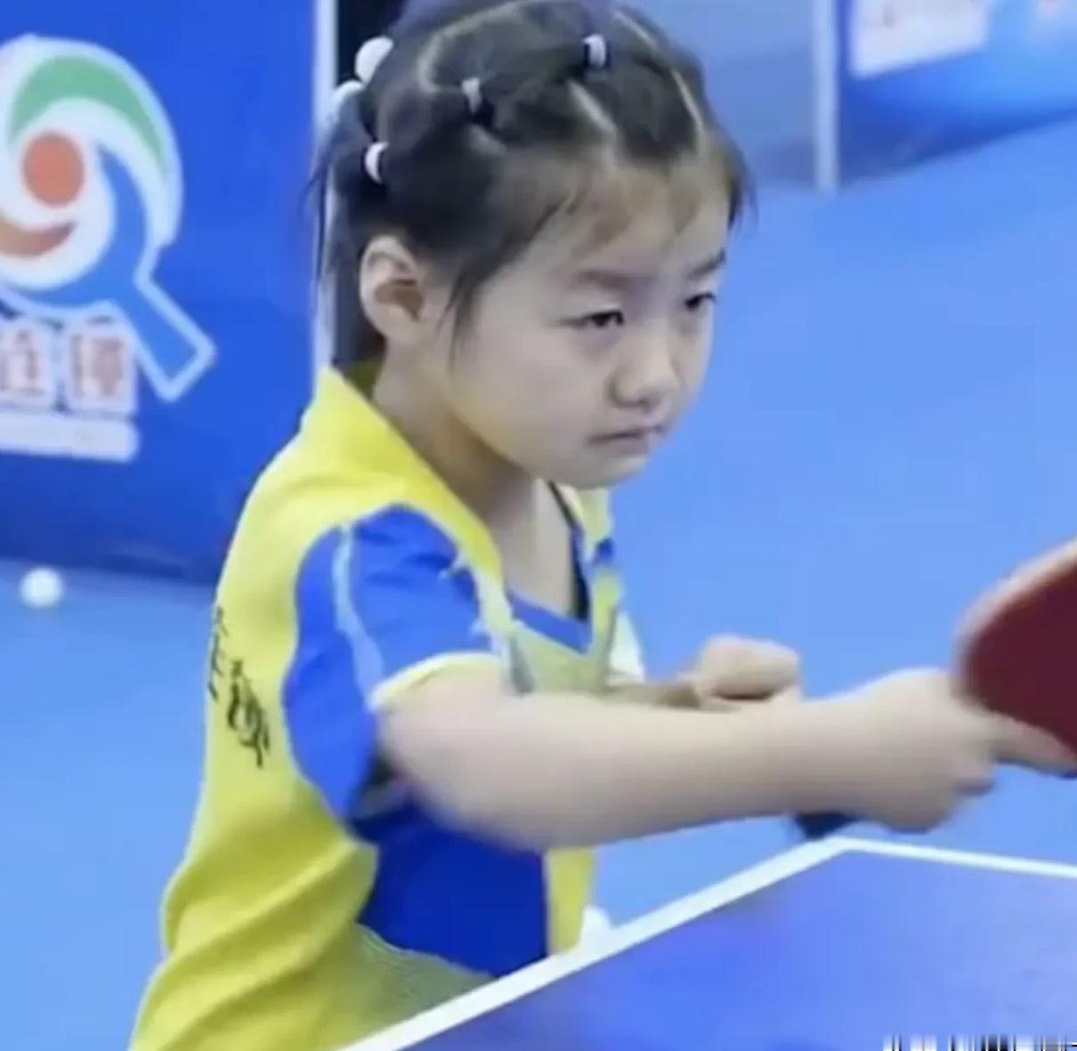 李依依这小丫头，那可是乒乓球界的小神童啊。

四岁就开始练球，五岁就把全国少儿冠