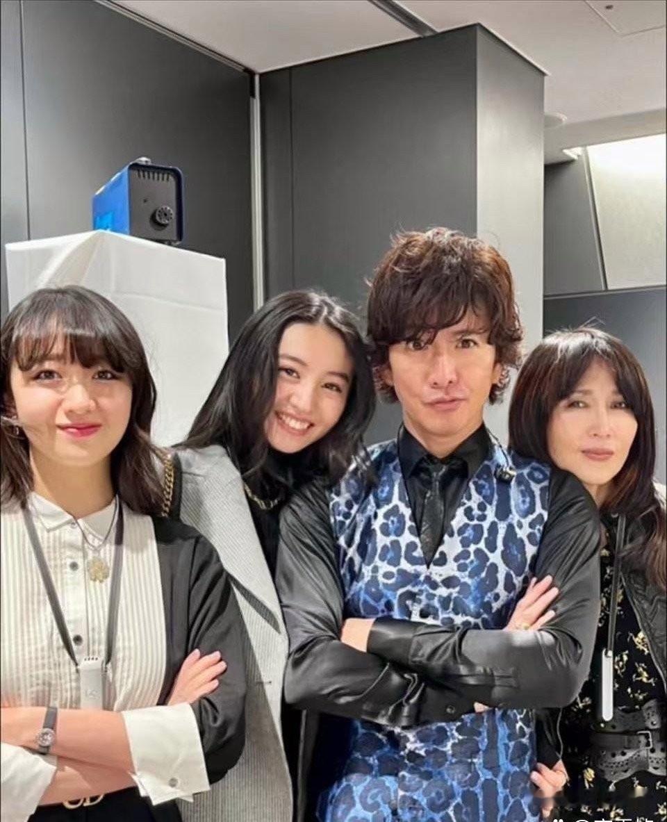 53岁的木村拓哉近照，日本最帅的男人！法拉利老了还是法拉利