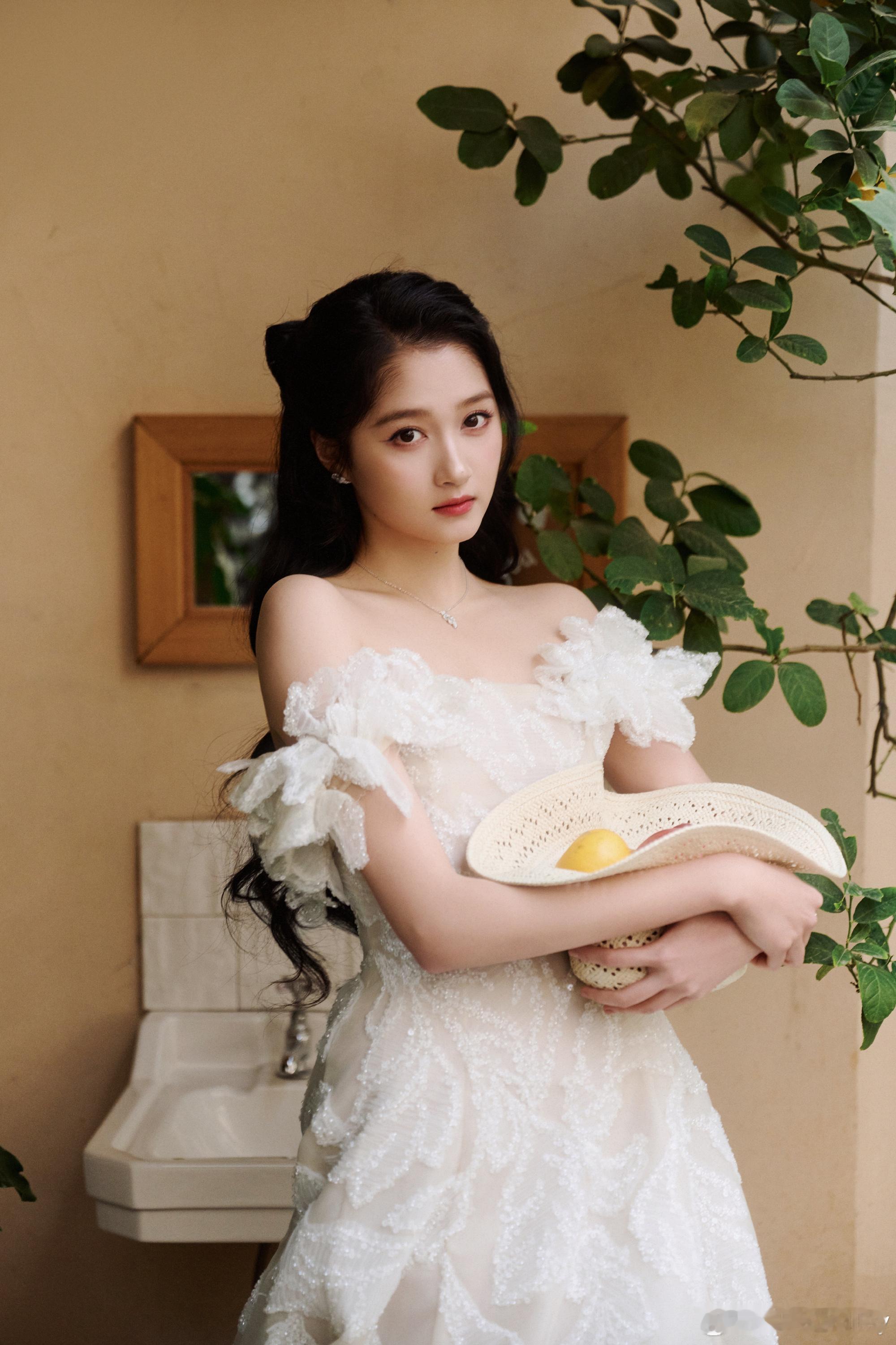 关晓彤 未来请幸福关晓彤 不慌不忙，不卑不亢过往皆为序章，未来皆有光亮愿每一份坚