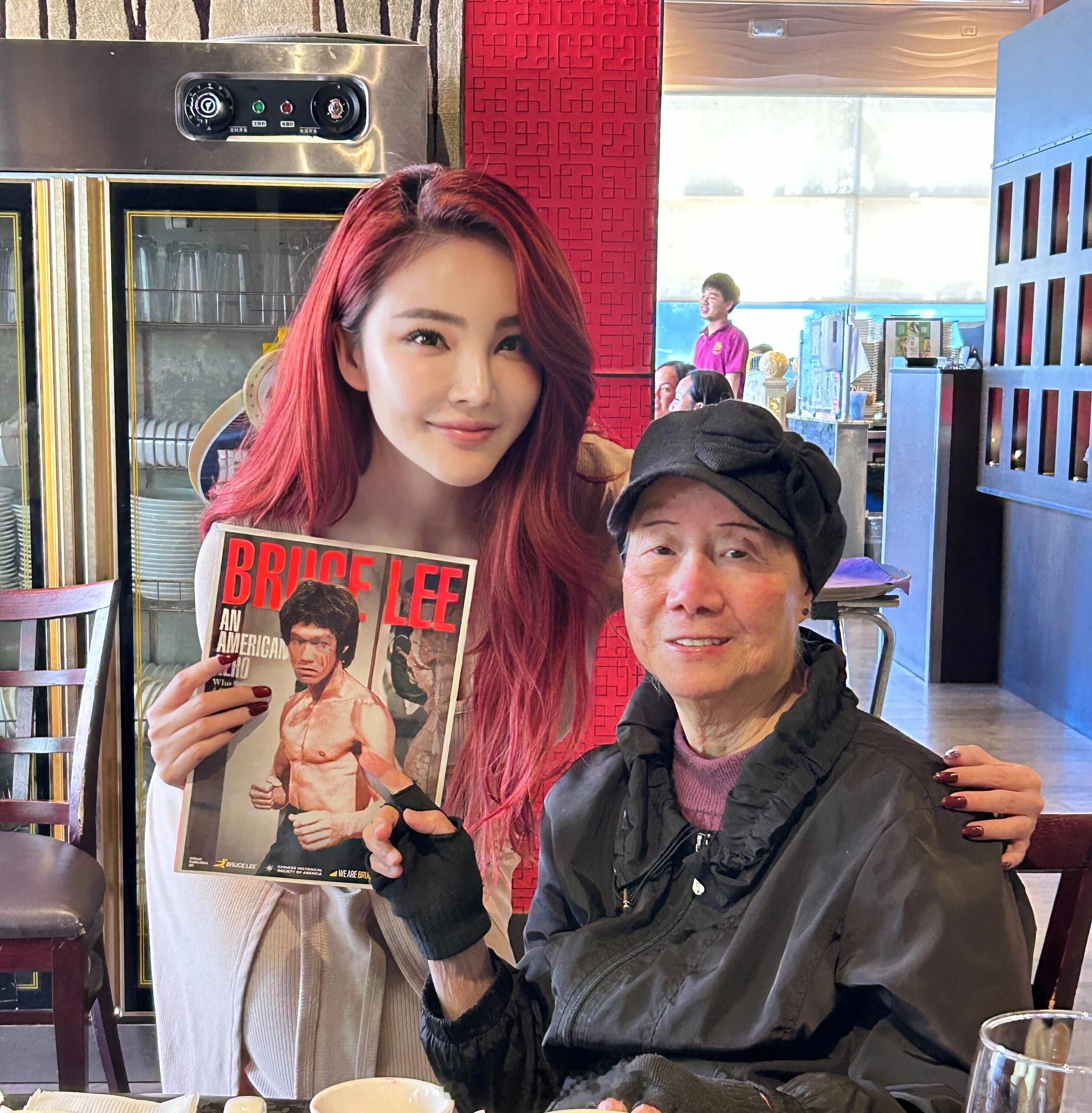 刘雨欣拜访李小龙姐姐  刘雨欣与李小龙姐姐聚会 这不是明玉格格嘛，变化好大 