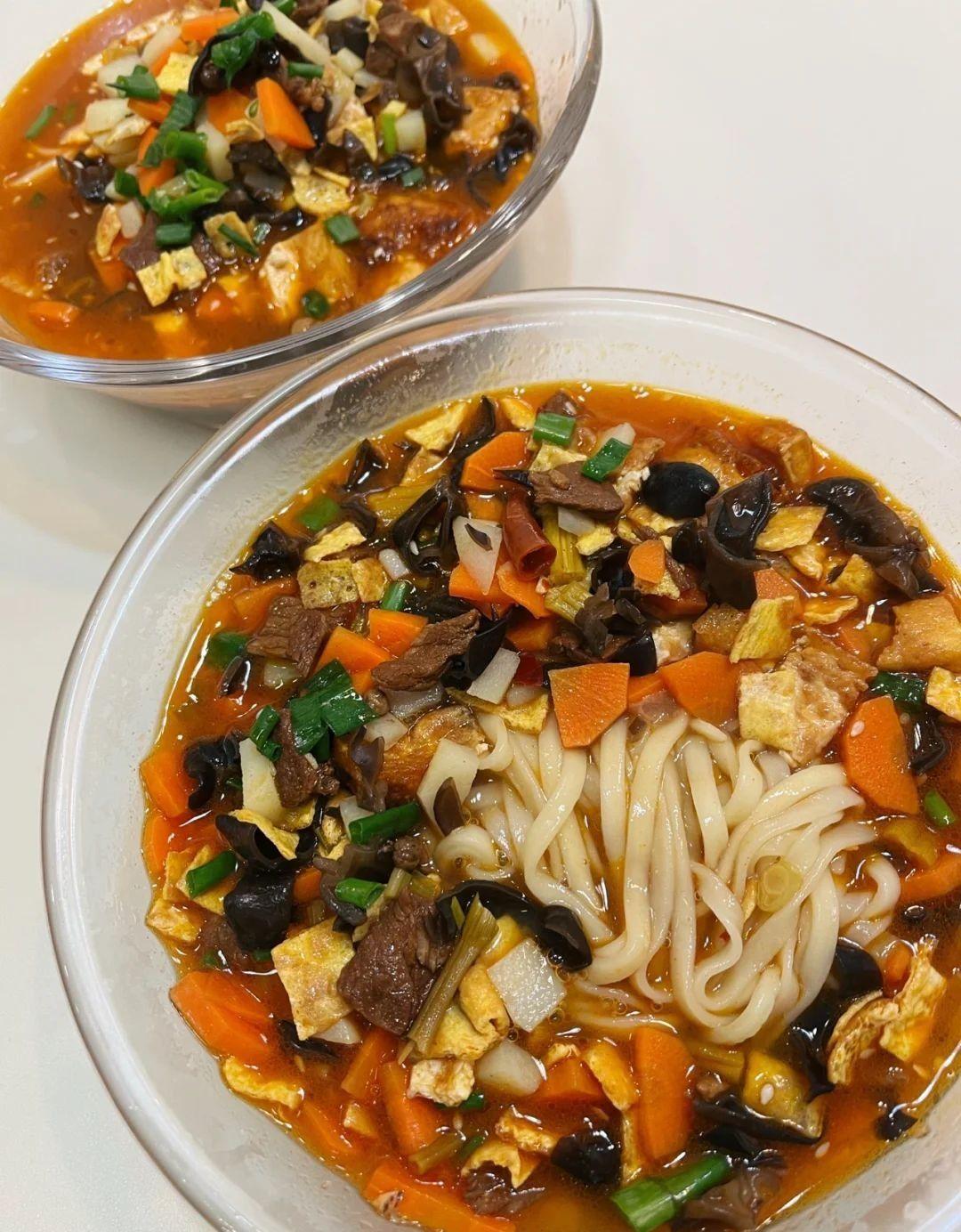 好多年前在西安街道上，看到饭店招牌上把臊子面写成“哨子面”，最近在宝鸡炎帝陵附近