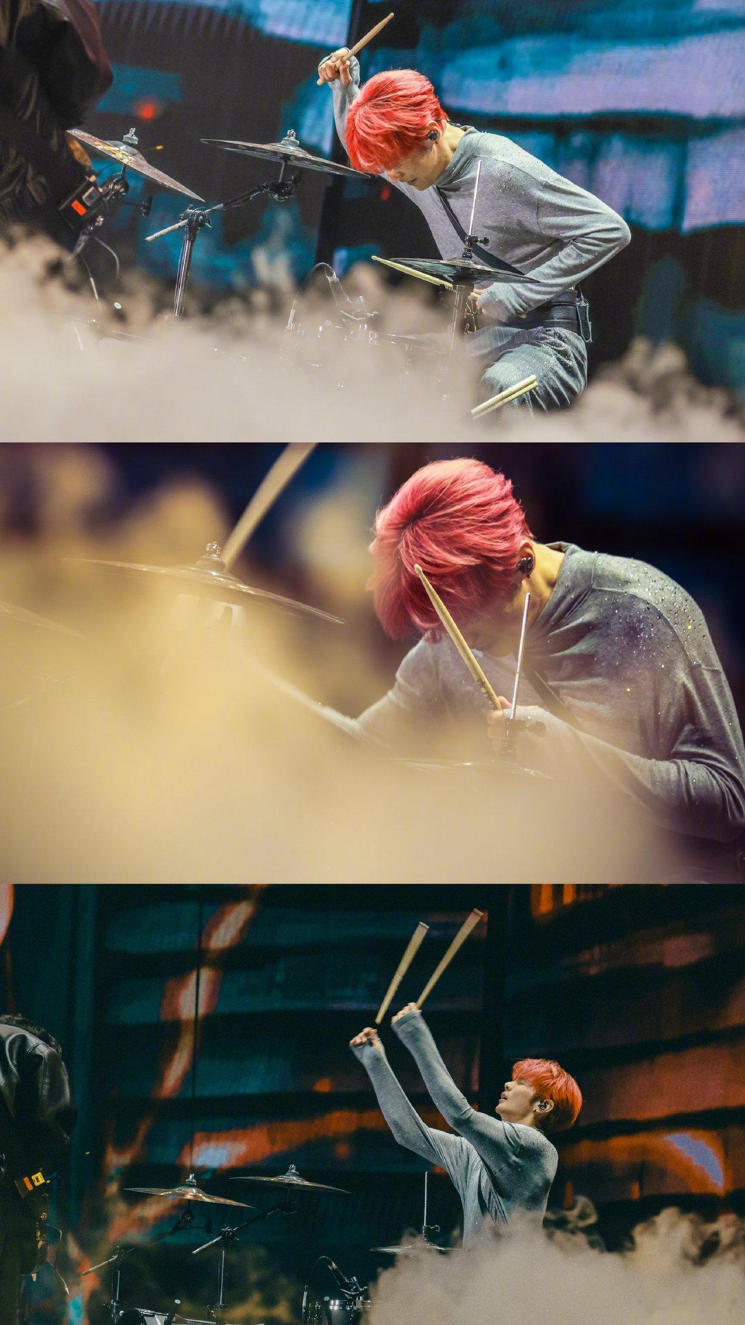 李荣浩秀出了宽肩细腰长腿李荣浩灰色紧身上衣搭配高腰阔腿裤，这宽肩细腰大长腿！也没