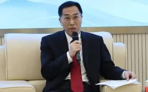 法学界的陈枫教授抛出了一个重磅建议，他公开呼吁国内全部的幼儿园以及中小学校，必须