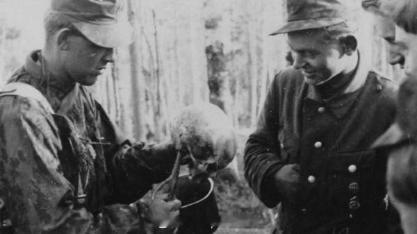 烽火问鼎计划 一名挪威纳粹的故事第一张照片摄于1942年，图中挪威党卫军志愿兵汉