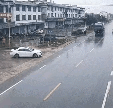 罐车这是怎么了？
他这是着哪门子急啊？还不错，缩着脖子，卷着身子，扭着屁股，躲过