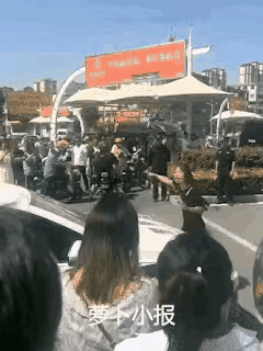女子脾气太大了，太暴躁了，大马路上手里拿着手机，对着一辆警车用手使劲拍打，还跳着