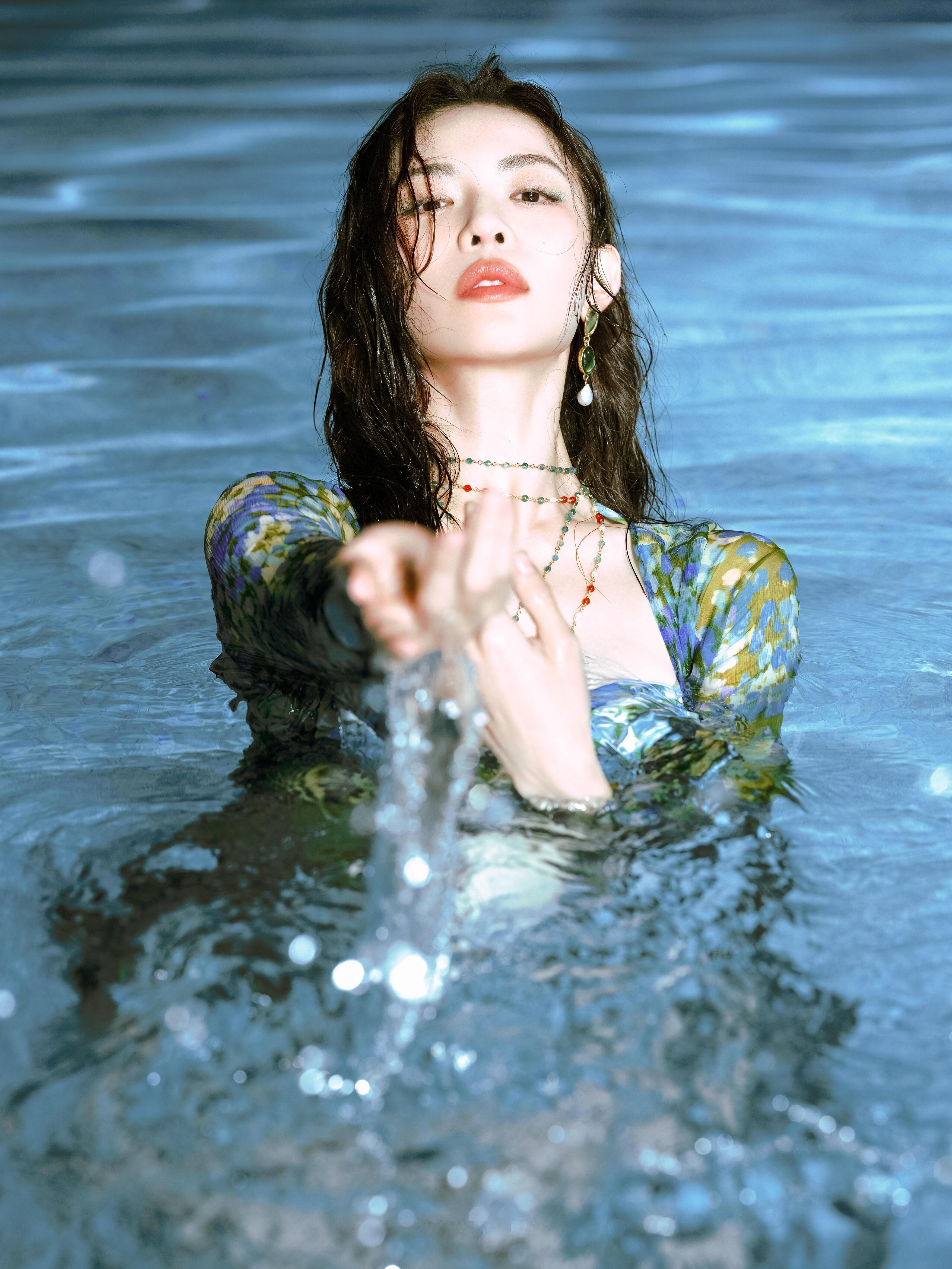 钟楚曦这次亏大发了，去一次vogue活动，要花好多💰洗白，不过也算“出圈”了…