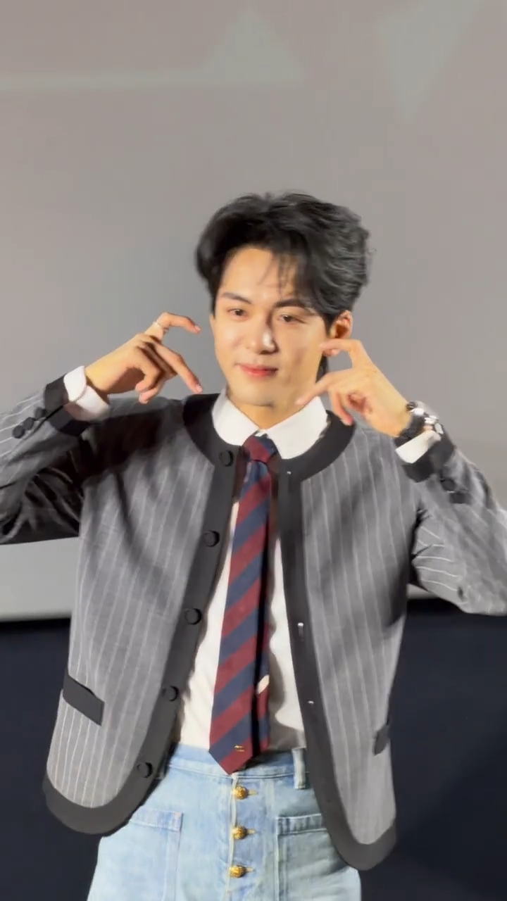 曾舜晞追剧团带着十二念佛珠谁懂！曾舜晞追剧团戴十二念佛珠，温柔又虔诚，气质干净又