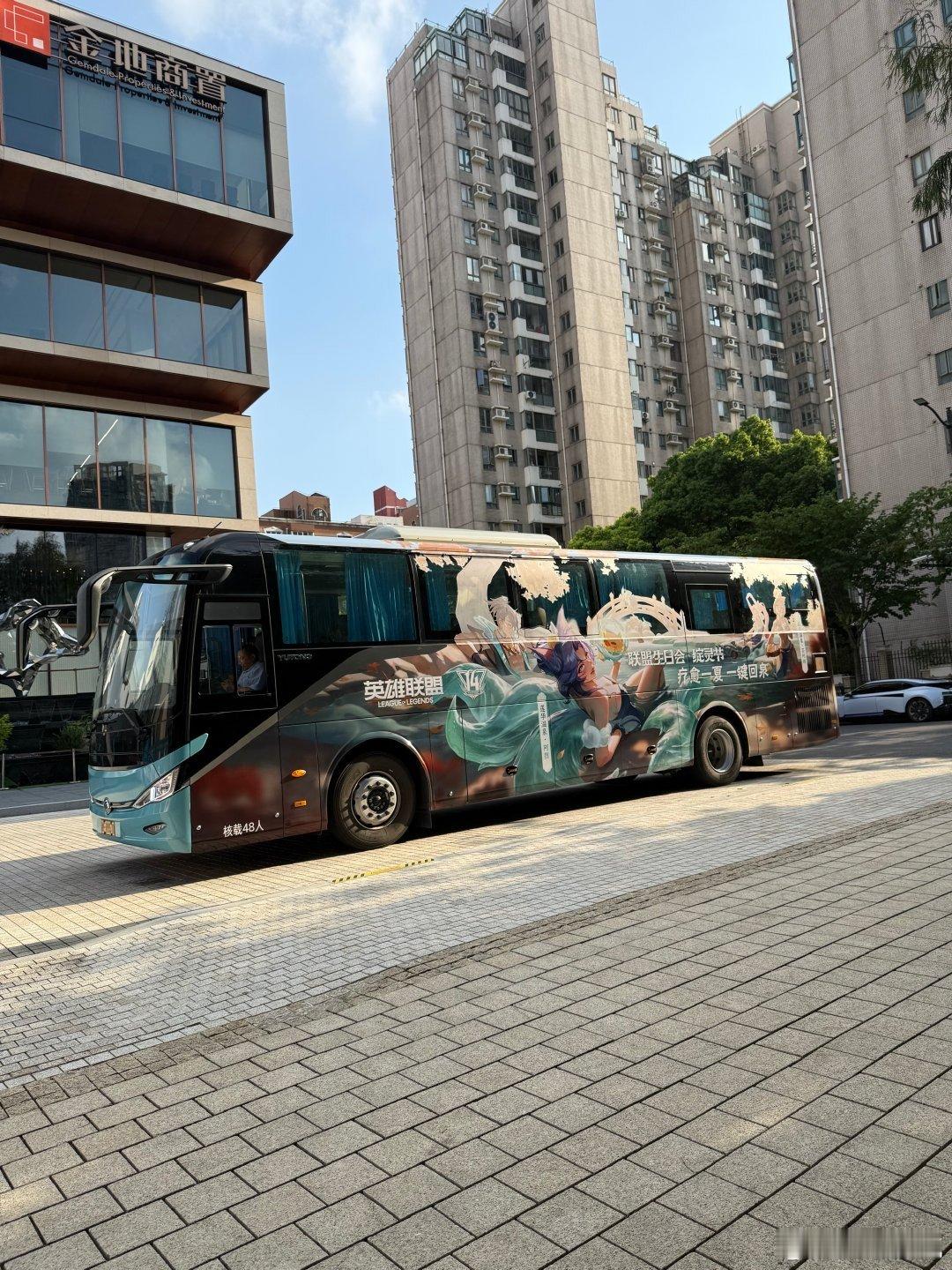 阿狸痛车痛了个大巴车 是谁把阿狸痛车安排成大巴啊，逛展的特种兵们刚好能无缝衔接下