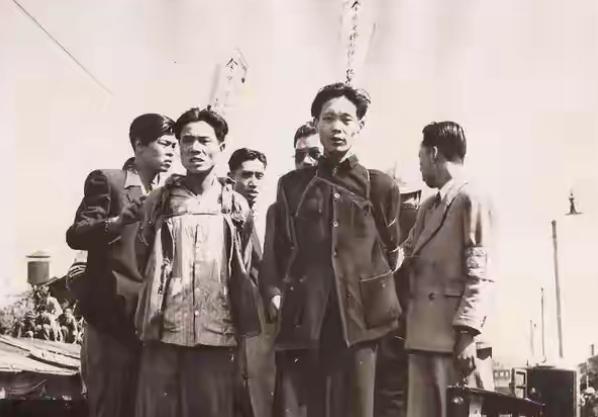 1950年，台湾。这个代号"老郑"的地下党最高领导人，穿着西装革履，大摇大摆走进