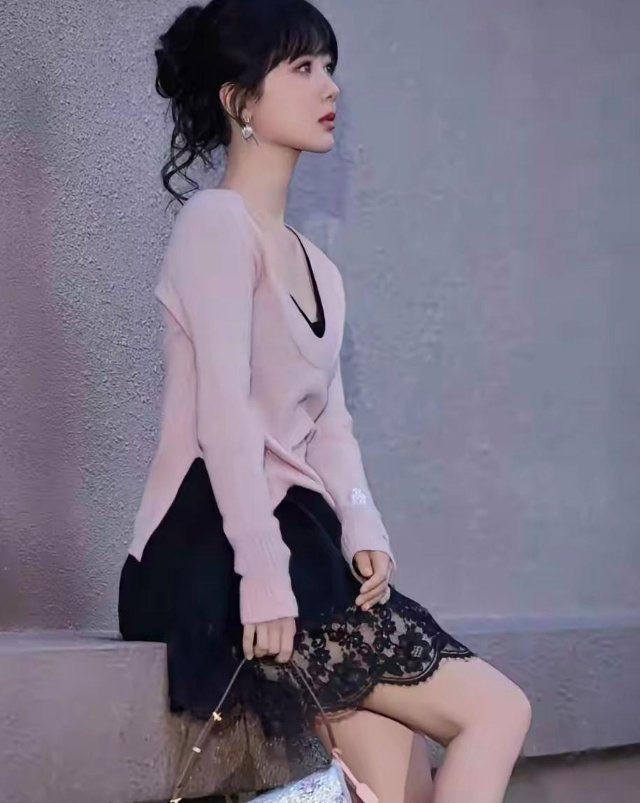 杨紫瘦到认不出，以往圆润的身形变得纤细，气质焕然一新。 