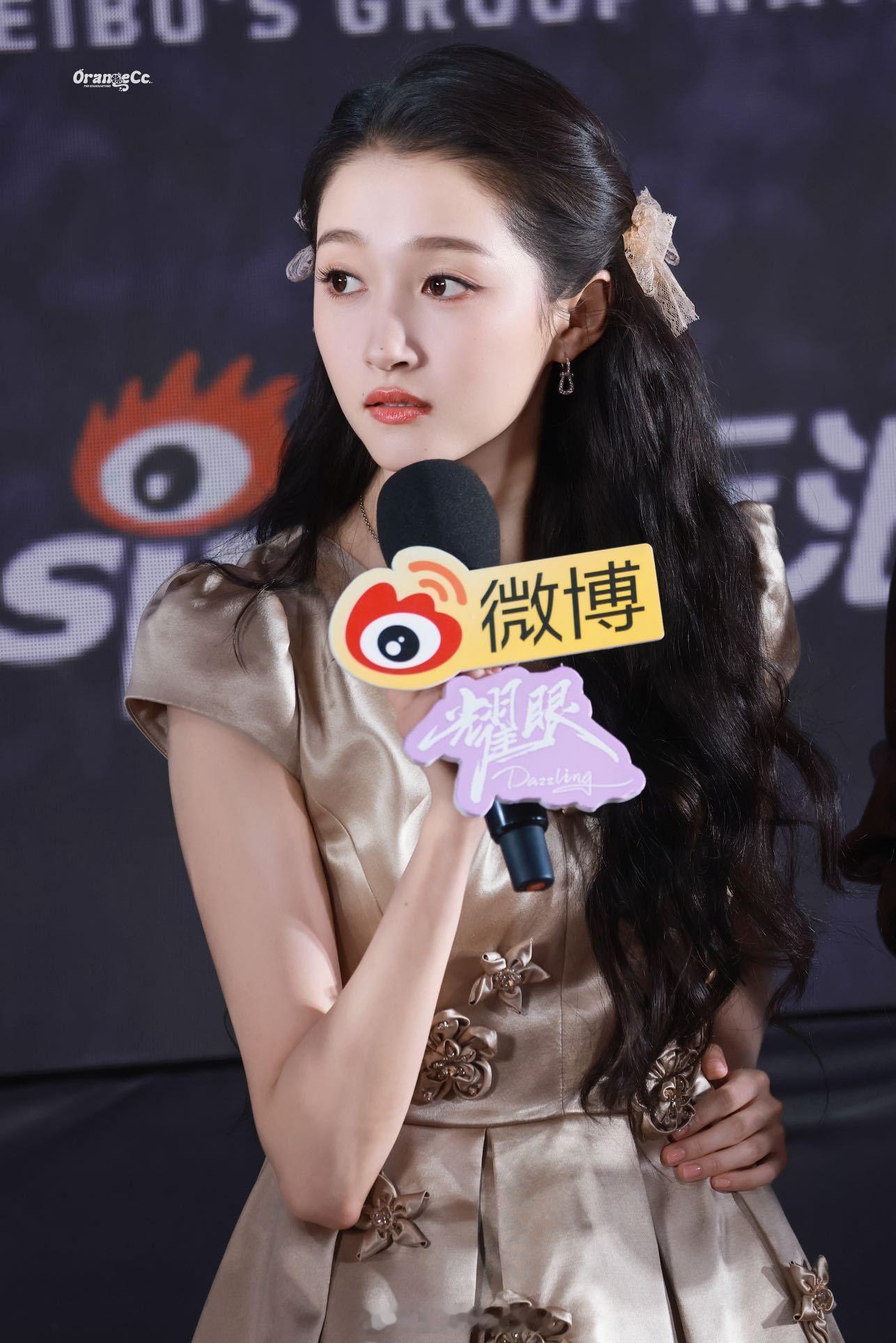 关晓彤说今天是甜妹来的 切换自如的风格，可盐可甜，今天感受晓彤甜力量！！ 